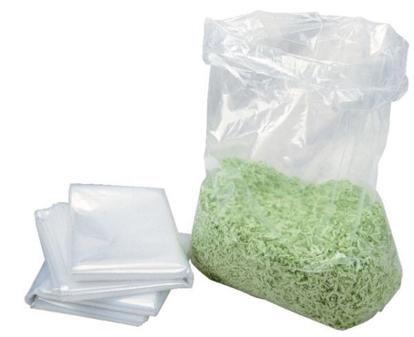 Plastikbeutel gefüllt mit grünem Schnittgut neben gefalteten Plastikbeuteln