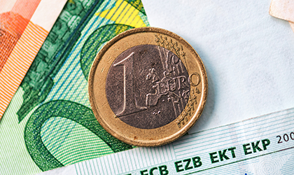 1-Euro Münze und Geldscheine